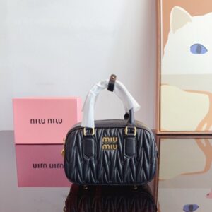 【AT2896】MiuMiu が待ち望んでいた 2024年のSpring/Summerコレクション、ボーリングバッグがついに登場しました。この2024年の春夏シリーズのバッグをお見逃しなく。
