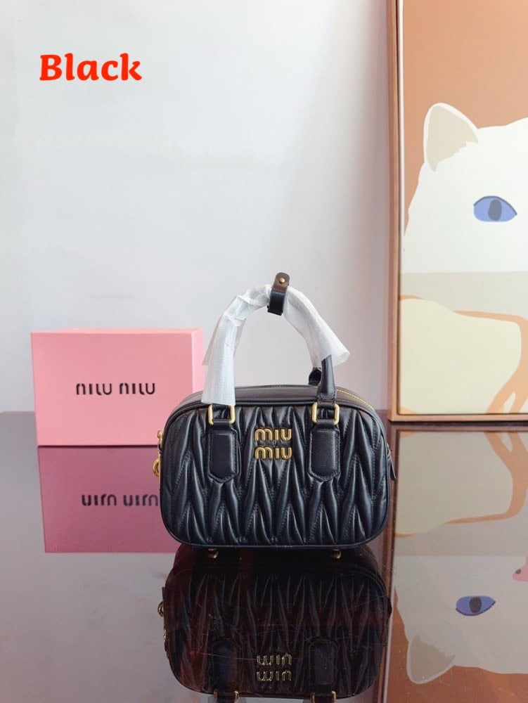 【AT2896】MiuMiu が待ち望んでいた 2024年のSpring/Summerコレクション、ボーリングバッグがついに登場しました。この2024年の春夏シリーズのバッグをお見逃しなく。