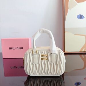 【AT2896】MiuMiu が待ち望んでいた 2024年のSpring/Summerコレクション、ボーリングバッグがついに登場しました。この2024年の春夏シリーズのバッグをお見逃しなく。