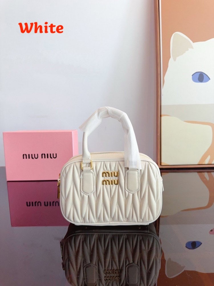 【AT2896】MiuMiu が待ち望んでいた 2024年のSpring/Summerコレクション、ボーリングバッグがついに登場しました。この2024年の春夏シリーズのバッグをお見逃しなく。