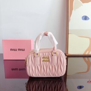 【AT2896】MiuMiu が待ち望んでいた 2024年のSpring/Summerコレクション、ボーリングバッグがついに登場しました。この2024年の春夏シリーズのバッグをお見逃しなく。