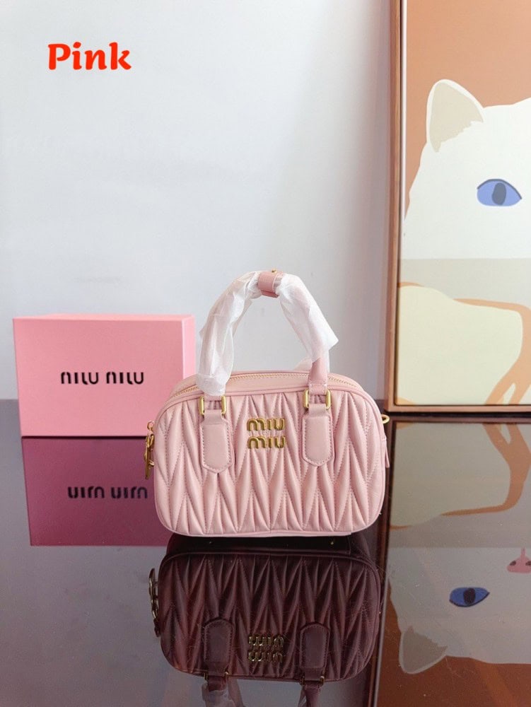 【AT2896】MiuMiu が待ち望んでいた 2024年のSpring/Summerコレクション、ボーリングバッグがついに登場しました。この2024年の春夏シリーズのバッグをお見逃しなく。