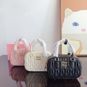 【AT2896】MiuMiu が待ち望んでいた 2024年のSpring/Summerコレクション、ボーリングバッグがついに登場しました。この2024年の春夏シリーズのバッグをお見逃しなく。