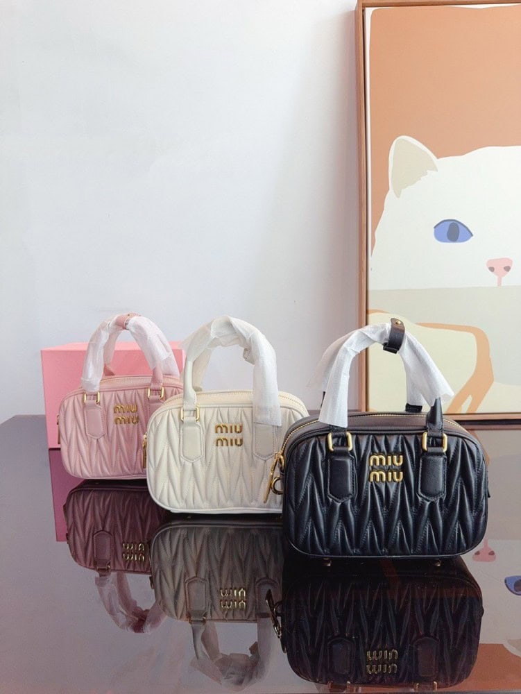 【AT2896】MiuMiu が待ち望んでいた 2024年のSpring/Summerコレクション、ボーリングバッグがついに登場しました。この2024年の春夏シリーズのバッグをお見逃しなく。