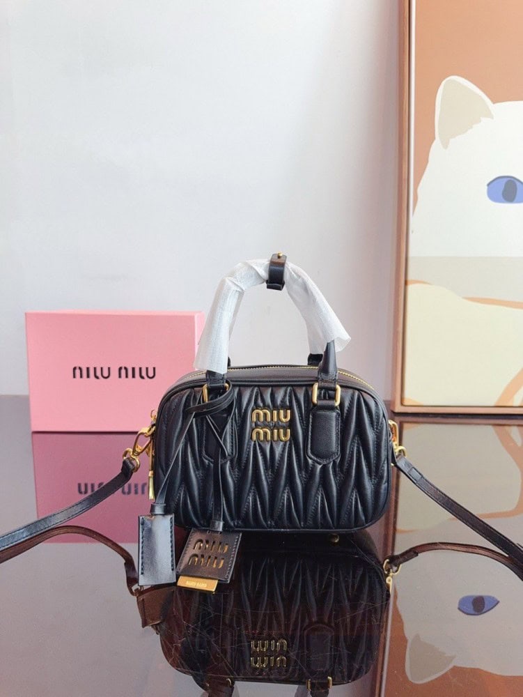【AT2896】MiuMiu が待ち望んでいた 2024年のSpring/Summerコレクション、ボーリングバッグがついに登場しました。この2024年の春夏シリーズのバッグをお見逃しなく。