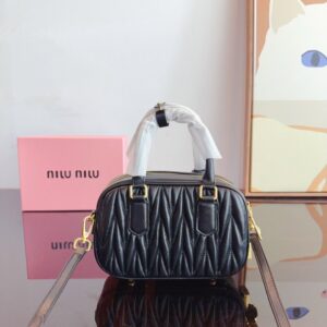 【AT2896】MiuMiu が待ち望んでいた 2024年のSpring/Summerコレクション、ボーリングバッグがついに登場しました。この2024年の春夏シリーズのバッグをお見逃しなく。