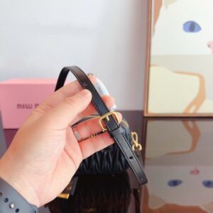 【AT2896】MiuMiu が待ち望んでいた 2024年のSpring/Summerコレクション、ボーリングバッグがついに登場しました。この2024年の春夏シリーズのバッグをお見逃しなく。