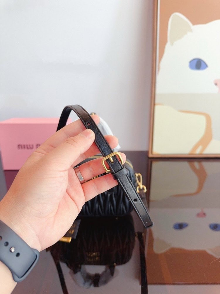 【AT2896】MiuMiu が待ち望んでいた 2024年のSpring/Summerコレクション、ボーリングバッグがついに登場しました。この2024年の春夏シリーズのバッグをお見逃しなく。