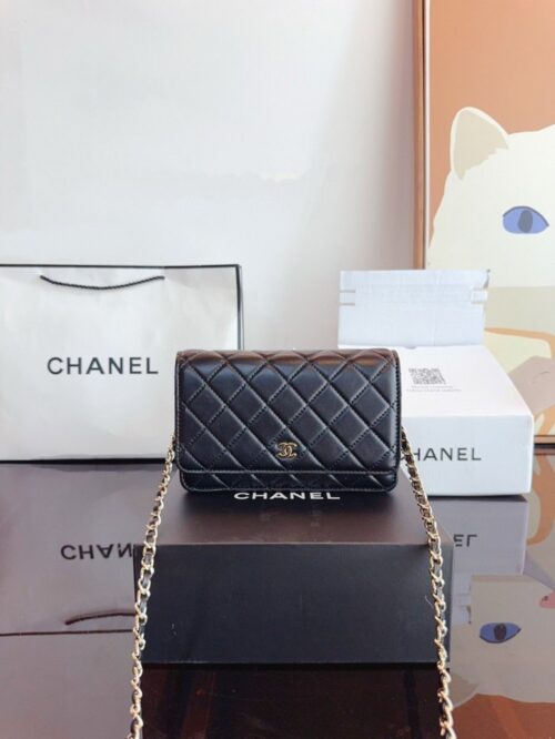 【AT2898】Chanel シャネル のWOC発財包。軽やかにレトロなお洒落を演出する。形が広く、シンプルでありながらも単純ではなく、過多な装飾は必要ない。日常的にスーツやTシャツと合わせるだけで、ハイクラス感を如実に表現することができる！