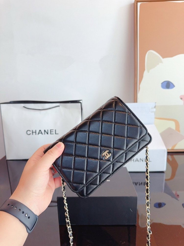 【AT2898】Chanel シャネル のWOC発財包。軽やかにレトロなお洒落を演出する。形が広く、シンプルでありながらも単純ではなく、過多な装飾は必要ない。日常的にスーツやTシャツと合わせるだけで、ハイクラス感を如実に表現することができる！