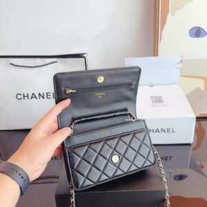 【AT2898】Chanel シャネル のWOC発財包。軽やかにレトロなお洒落を演出する。形が広く、シンプルでありながらも単純ではなく、過多な装飾は必要ない。日常的にスーツやTシャツと合わせるだけで、ハイクラス感を如実に表現することができる！