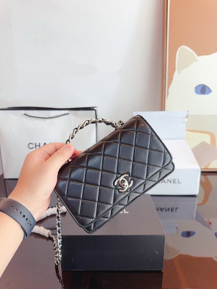 【AT2899】Chanel シャネルのハンドルがついたWOCラッキーバッグ。レトロなおしゃれを軽やかに演出。バッグの形はしっかりしており、広々としています。