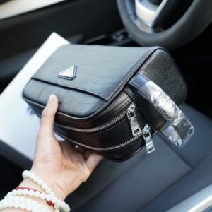 【AT2905】Pradaプラダ公式ウェブサイトで手に取るバッグ、グローバルストライキアイテム、牛革製造、質感抜群、毎日の外出に最適なクラシックな万能デザイン、折りたたみボックス付き、この文案は翻訳された余分なテキストを追加する必要はありません。