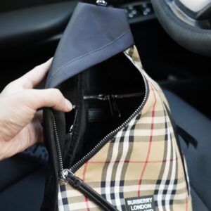 【AT2909】Burberry バーバリー公式ウェブサイトでの最新情報。今年のバーバリーのお気に入りアイテム、永遠に時を超えるアイコン的な製品、すべては実物撮影で、非常に実用的です。