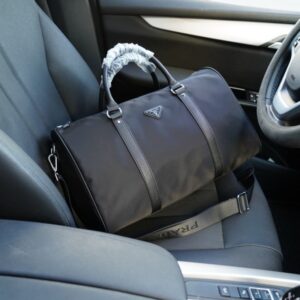 【AT2913】Pradaプラダ公式ウェブサイトと同期して、トラベルバッグが世界中で大ヒット中です。質感抜群で、輸入生地を使用し、クラシックで耐久性のある傷つきにくい製品です。本当のトラフィックキングで、旅行時の選択肢として最適です。超大容量で、日常の使い勝手も抜群です。