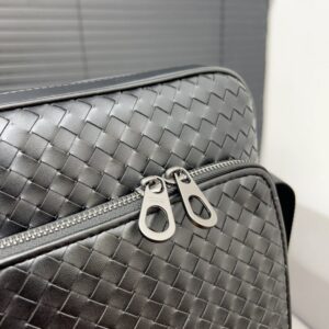 【AT2916】Bottega Venetaの手編み🚹メンズメッセンジャーバッグ、ショルダーバッグ、斜め掛けバッグは、熟練したインレイテクニックを採用し、クラシックなデザインで万能です。実物撮影。防塵袋付きで配送されます。