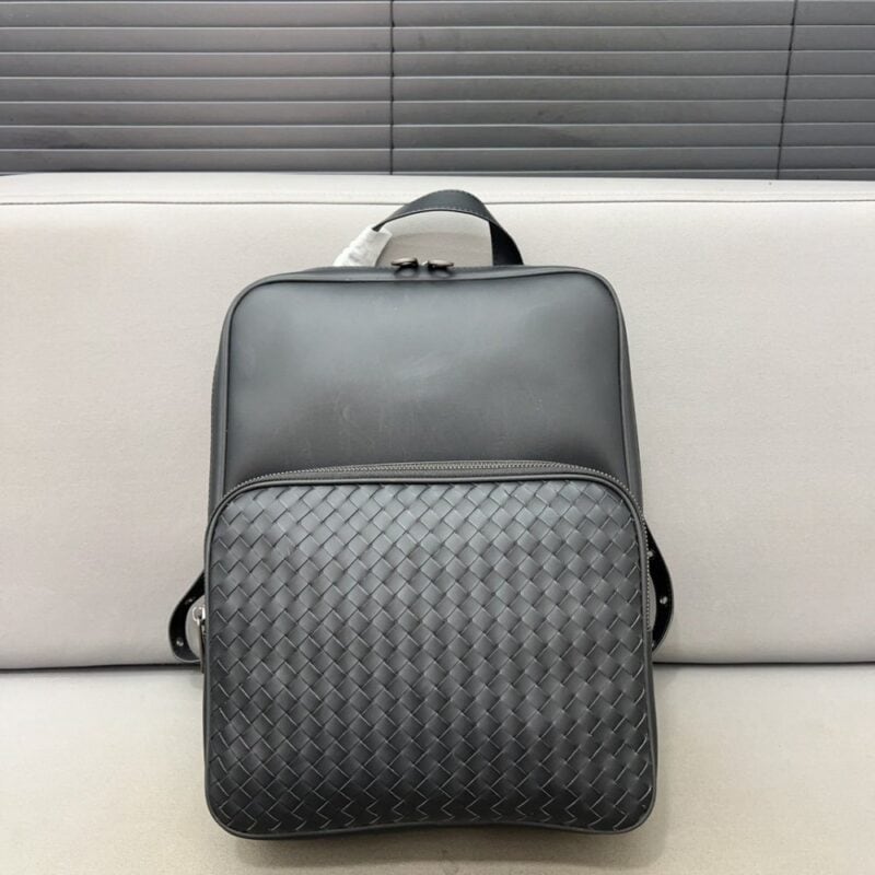 【AT2917】Bottega Venetaの手編みメンズバックパック。精巧なインレイワークを使用し、クラシックで万能なアイテムです。実物撮影。防塵バッグ付き。
