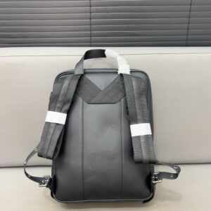 【AT2917】Bottega Venetaの手編みメンズバックパック。精巧なインレイワークを使用し、クラシックで万能なアイテムです。実物撮影。防塵バッグ付き。