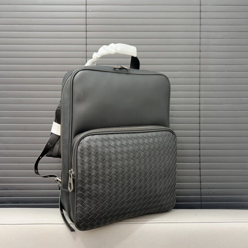 【AT2917】Bottega Venetaの手編みメンズバックパック。精巧なインレイワークを使用し、クラシックで万能なアイテムです。実物撮影。防塵バッグ付き。