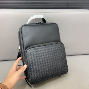 【AT2917】Bottega Venetaの手編みメンズバックパック。精巧なインレイワークを使用し、クラシックで万能なアイテムです。実物撮影。防塵バッグ付き。