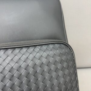 【AT2917】Bottega Venetaの手編みメンズバックパック。精巧なインレイワークを使用し、クラシックで万能なアイテムです。実物撮影。防塵バッグ付き。