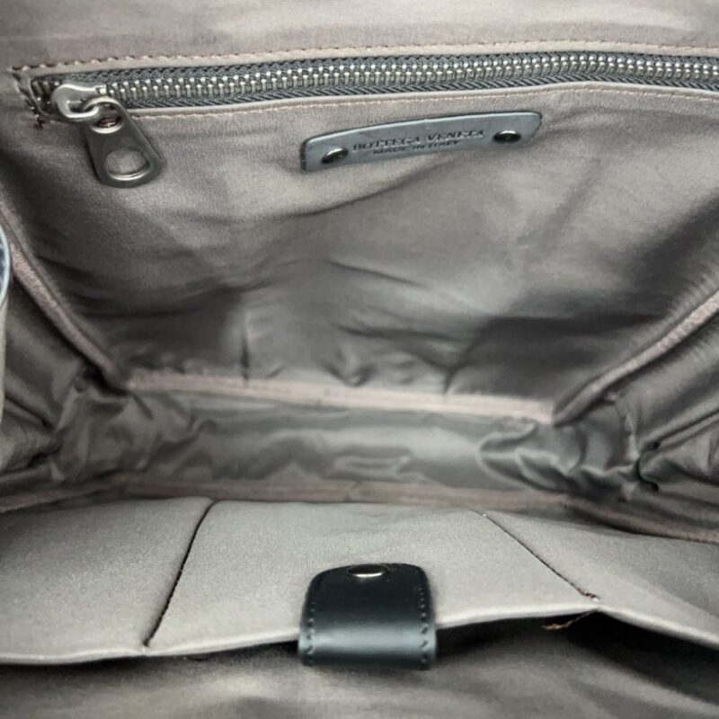 【AT2917】Bottega Venetaの手編みメンズバックパック。精巧なインレイワークを使用し、クラシックで万能なアイテムです。実物撮影。防塵バッグ付き。