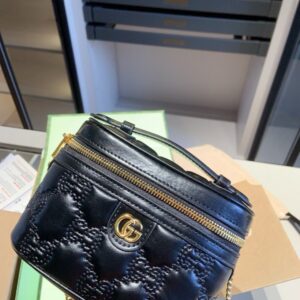 【AT2923】Gucci Matelasse エンボスシリーズのミニボックスバッグ🔥手提げと肩掛けが可能👍セレブ愛用！高級素材！