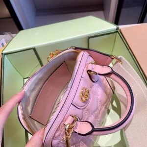 【AT2924】GucciのMatelasseエンボスシリーズの貝殻バッグ🔥手持ちでも肩掛けでも可👍セレブ愛用！高級品！牛革素材！多くの有名人が愛用する爆発的ヒット商品〜