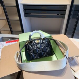 【AT2924】GucciのMatelasseエンボスシリーズの貝殻バッグ🔥手持ちでも肩掛けでも可👍セレブ愛用！高級品！牛革素材！多くの有名人が愛用する爆発的ヒット商品〜