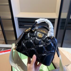 【AT2924】GucciのMatelasseエンボスシリーズの貝殻バッグ🔥手持ちでも肩掛けでも可👍セレブ愛用！高級品！牛革素材！多くの有名人が愛用する爆発的ヒット商品〜