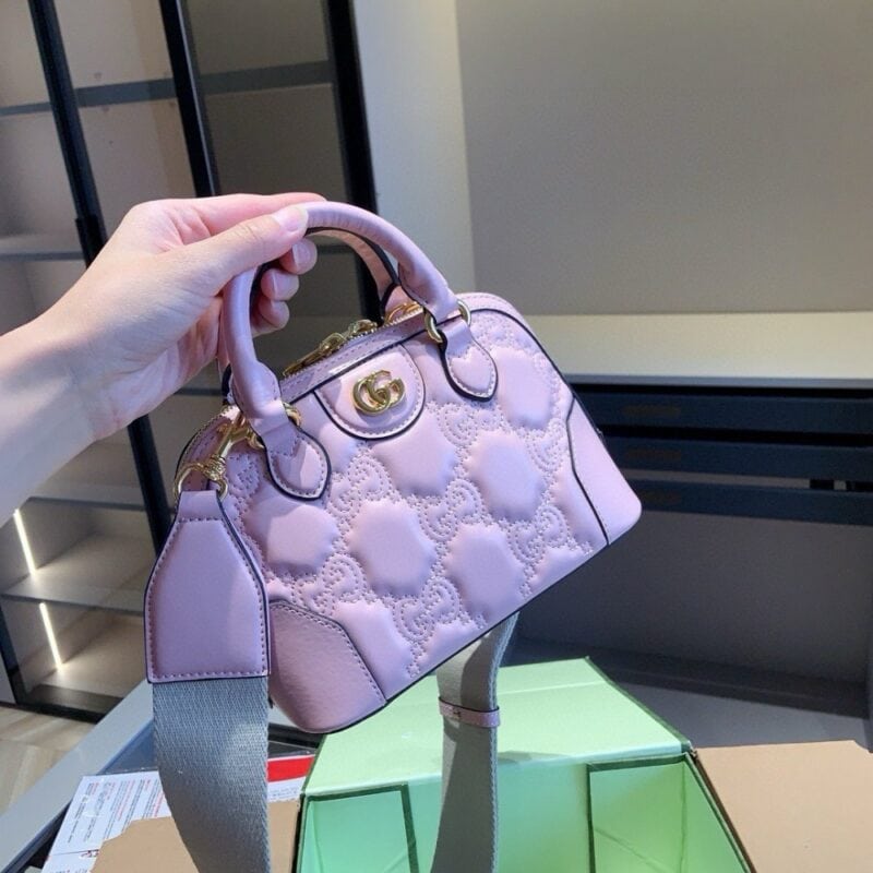 【AT2924】GucciのMatelasseエンボスシリーズの貝殻バッグ🔥手持ちでも肩掛けでも可👍セレブ愛用！高級品！牛革素材！多くの有名人が愛用する爆発的ヒット商品〜