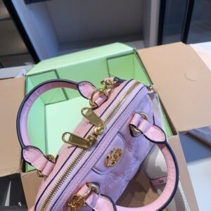 【AT2924】GucciのMatelasseエンボスシリーズの貝殻バッグ🔥手持ちでも肩掛けでも可👍セレブ愛用！高級品！牛革素材！多くの有名人が愛用する爆発的ヒット商品〜