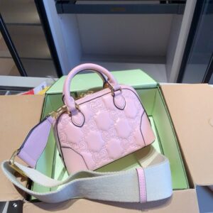【AT2924】GucciのMatelasseエンボスシリーズの貝殻バッグ🔥手持ちでも肩掛けでも可👍セレブ愛用！高級品！牛革素材！多くの有名人が愛用する爆発的ヒット商品〜