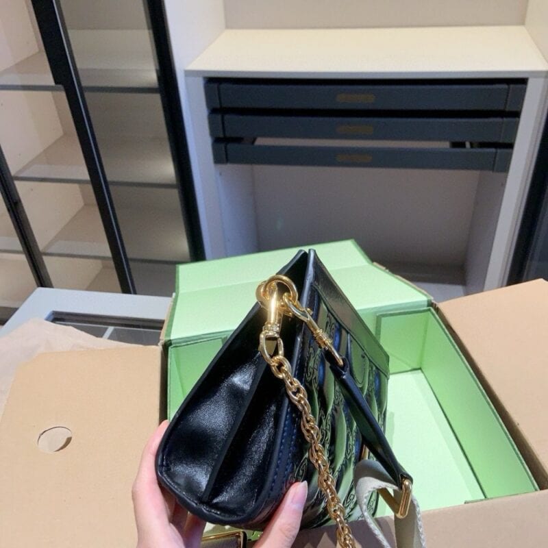 【AT2925】Gucci Matelasseエンボスシリーズクラッチバッグ斜め掛けバッグ🔥チェーンとリボンのショルダーストラップ💗肩にかけることも可能👍有名人と同じ！牛革素材！