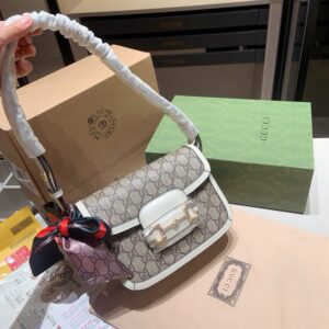 【AT2926】ギフトシルクスカーフ👍Gucci 1955年ホースビットクラシックヌバックサドルバッグ！有名人と同じスタイル！