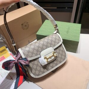 【AT2926】ギフトシルクスカーフ👍Gucci 1955年ホースビットクラシックヌバックサドルバッグ！有名人と同じスタイル！