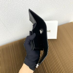 【AT2932】Celine ミニハッシュスムースカーフスキンフラップウォレット 小さい羊革裏地：牛革/生地TRIOMPHE メタルリングクロージャー1つボタン付き折りたたみコインポケット５つクレジットカードスロット１つフラットポケット１つ紙幣ポケット