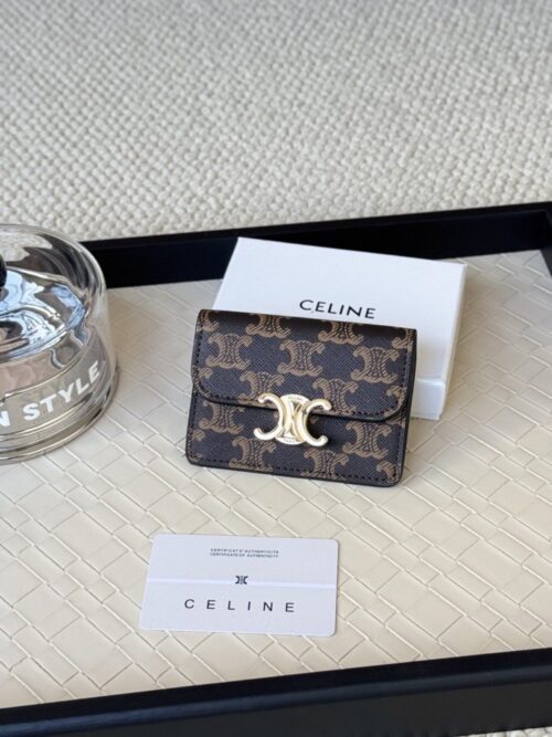 【AT2933】Celine セリーヌの新作カードケースが登場しました。新デザインのクラシックカードケースは、牛革製の内側にトリオンフクラスプが付いており、4つのカードスロットと1つの外側カードスロットが備わっています。外出時に持ち運びが便利で耐久性があり、軽量です。