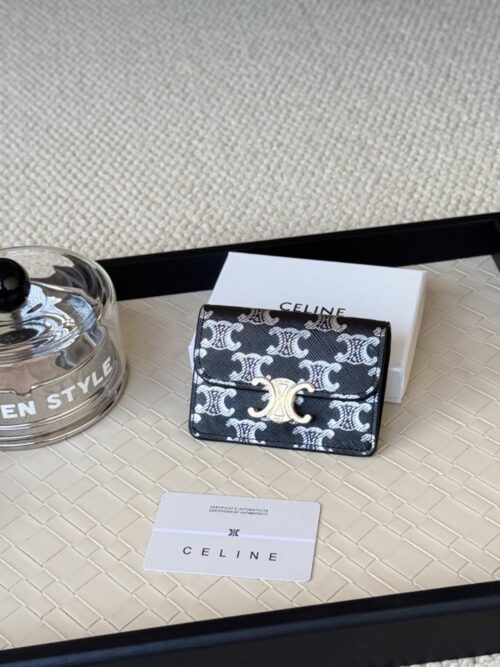 【AT2935】Celine セリーヌの新しいカードケースが登場しました。新しいクラシックなデザインで、牛革の内側にトリオンフのバックルが付いています。4つのカードスロットと1つの外側カードスロットがあり、持ち運びも便利です。耐久性があり、軽量で使いやすいです。