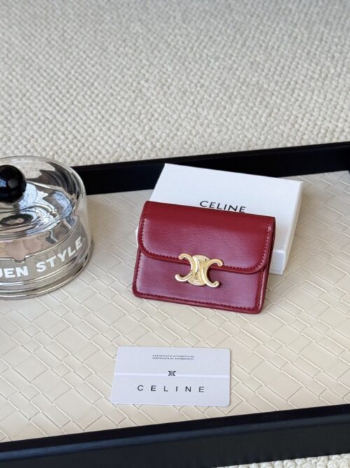 【AT2937】Celine セリーヌの新しいカードケースが新登場しました。新しいデザインのクラシックカードケースで、牛革の内側にトリオンフのロゴがあり、4つのカードスロットと1つの外側のカードスロットが付いています。持ち運びに便利で、耐久性があり、軽量です。