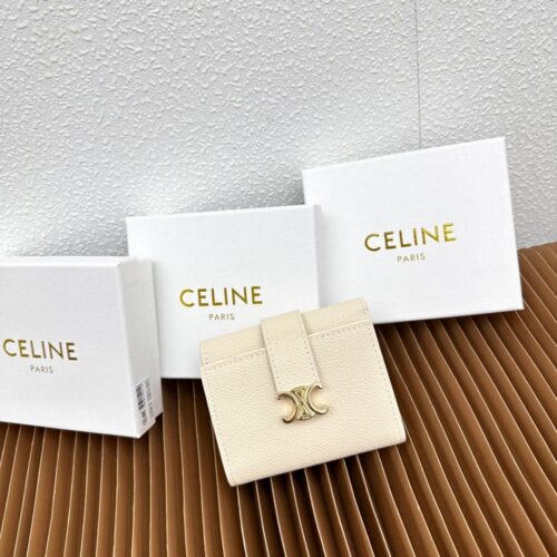 【AT3362】CELINEのクラシックなTriomphe金属バックル付きカーフスキン三つ折り財布 - 贅沢でエレガント、クラシックで万能