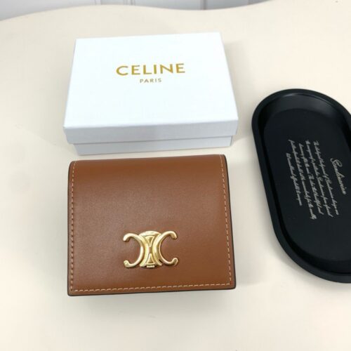【AT3396】CELINEのクラシックなゴールドの文字入りメタルバックルレザーウォレット
