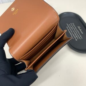 【AT3400】CELINEはパリのクラシックなレザーコインケースで、エレガントで洗練されたディテールが特徴です。
