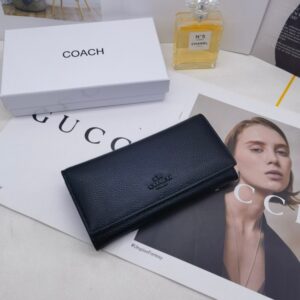 【AT3433】COACHのクラシックなロングウォレット。高級なリザード型押しレザーで、ファッショナブルで万能。コレクションにもおすすめです。