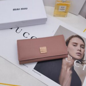 【AT3436】Miu Miuのクラシックでシンプルなピンクのロングウォレット。おしゃれでエレガント、多機能収納。