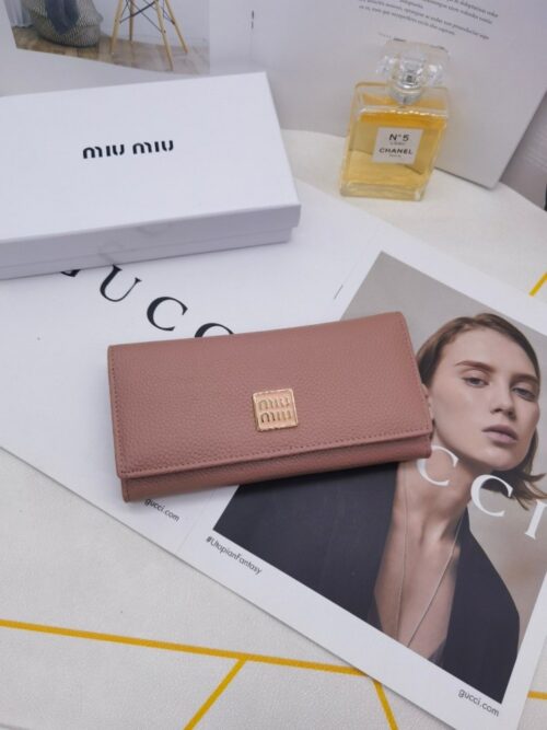【AT3436】Miu Miuのクラシックでシンプルなピンクのロングウォレット。おしゃれでエレガント、多機能収納。