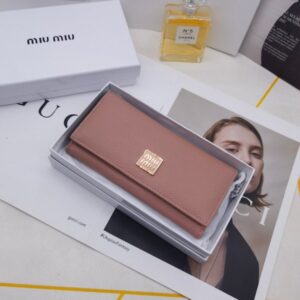 【AT3436】Miu Miuのクラシックでシンプルなピンクのロングウォレット。おしゃれでエレガント、多機能収納。