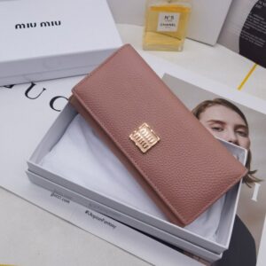 【AT3436】Miu Miuのクラシックでシンプルなピンクのロングウォレット。おしゃれでエレガント、多機能収納。