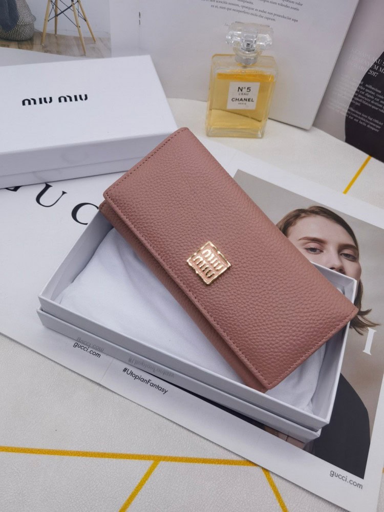 【AT3436】Miu Miuのクラシックでシンプルなピンクのロングウォレット。おしゃれでエレガント、多機能収納。