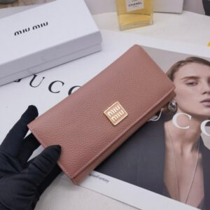 【AT3436】Miu Miuのクラシックでシンプルなピンクのロングウォレット。おしゃれでエレガント、多機能収納。